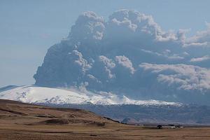 Eyjafjallajökull volcano plume (2010-04-18 by Boaworm)