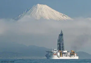 Drilling vessel Chikyu with Mt Fuji behind (JAMSTEC)