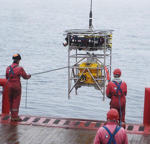 Robot carrying seismic recorder is launched towards the seabed