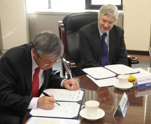 Dr Kang and Prof. Willmott at KORDI for the signing of the Memorandum of Understanding