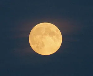 ‘Supermoon’ seen from Canary Wharf 2014