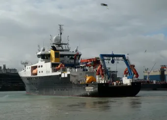 RRS Discovery leaving Southampton